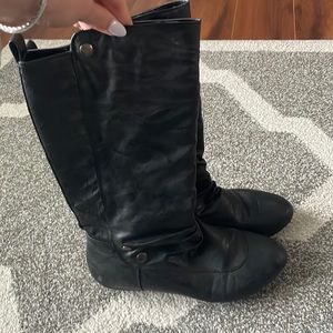 Black boots (no heel)